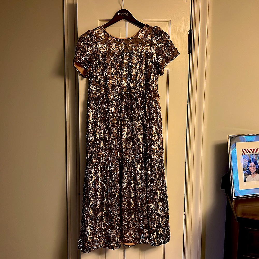 Maeve Midi gold sequined dress, XS. Ready to wear to your next fabulous event!